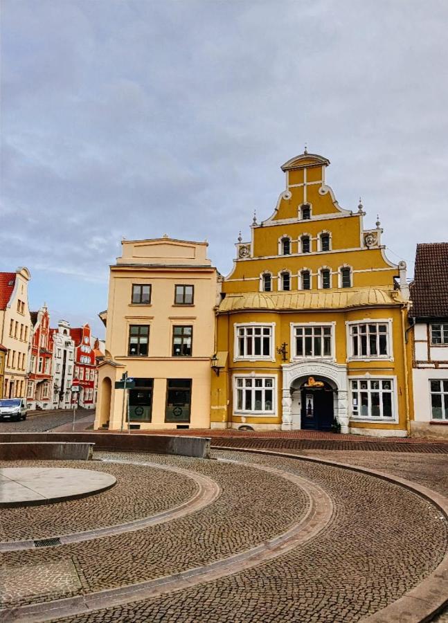 In Der Hansestadt Mit Blick Auf Ostsee Wismar