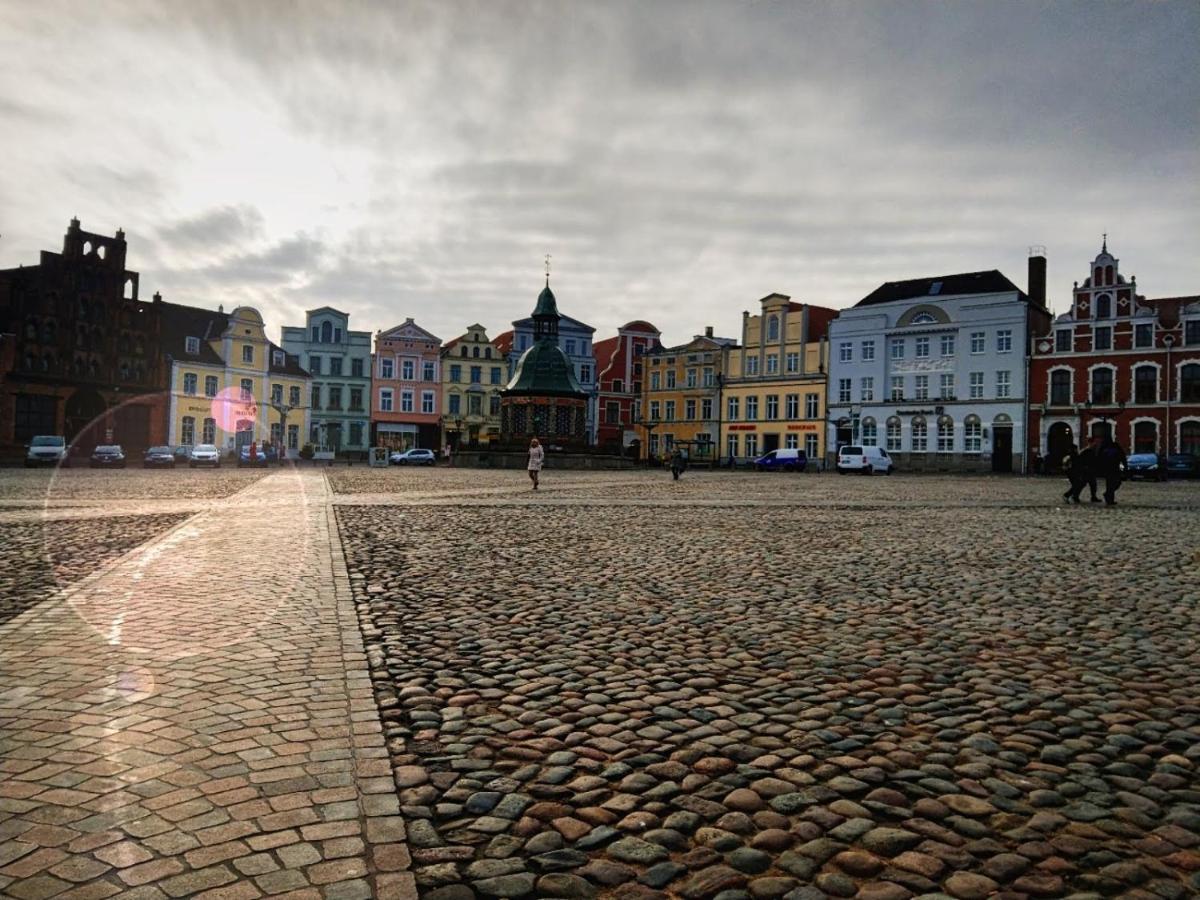 In Der Hansestadt Mit Blick Auf Ostsee *