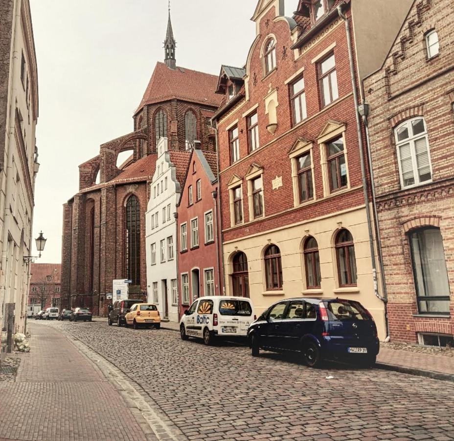 In Der Hansestadt Mit Blick Auf Ostsee