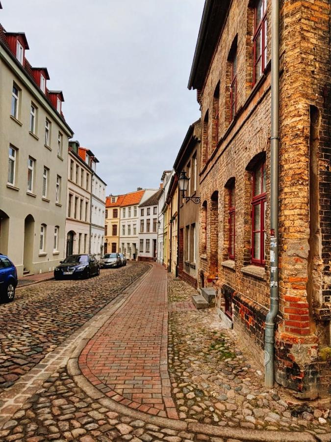 In Der Hansestadt Mit Blick Auf Ostsee Wismar